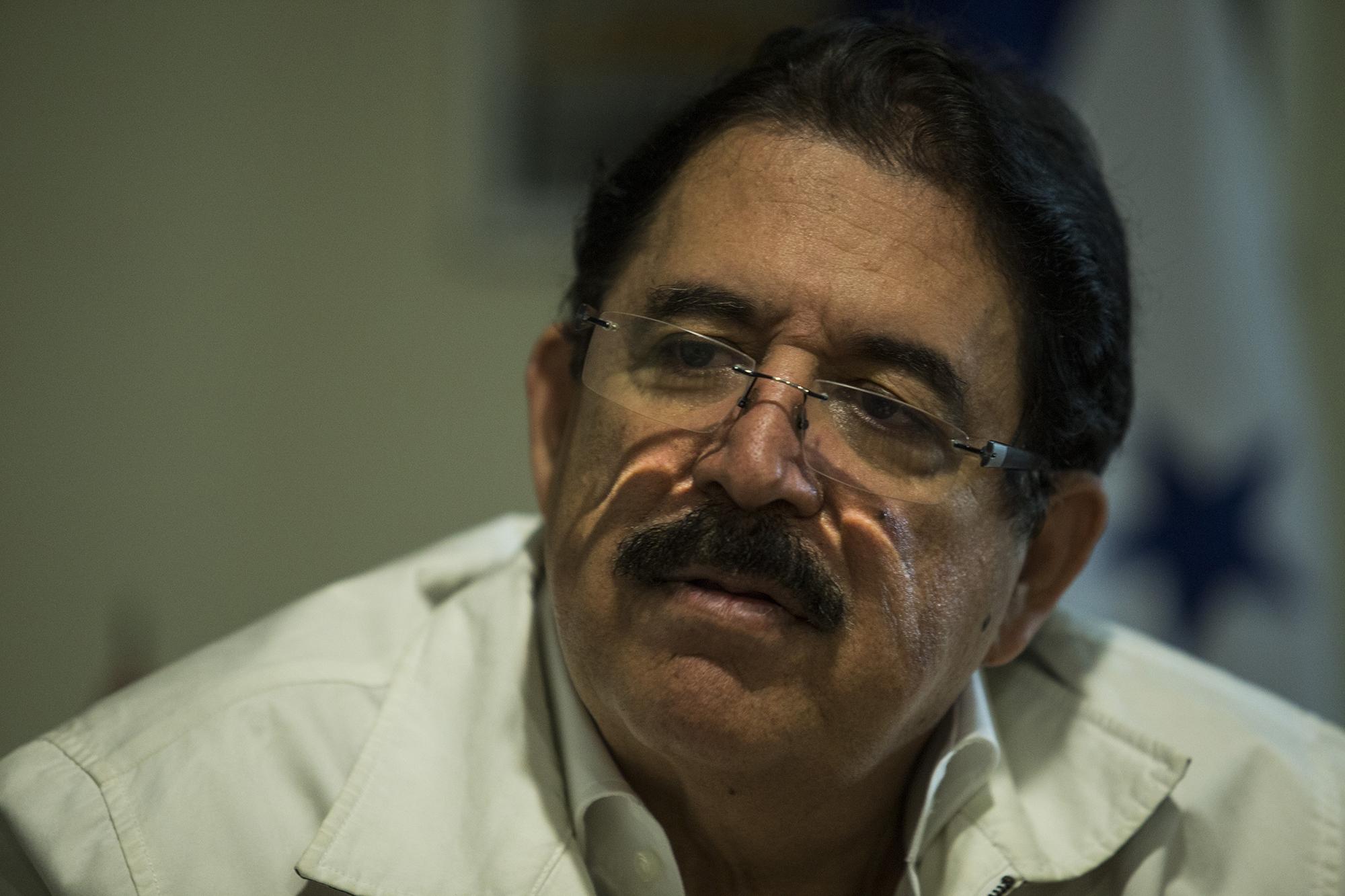 El expresidente de Honduras, Manuel Zelaya en la sede del Partido Libertad y Refundación, en la colonia Humuya, de la  ciudad de Tegucigalpa, Honduras. Foto de Víctor Peña 